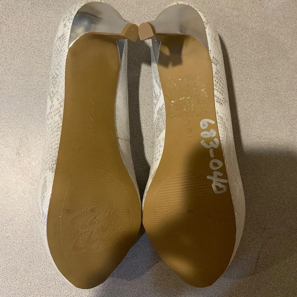NWOB Tahari Regal White/Silver Snakeprint Platform Pumps sz 8.5 M